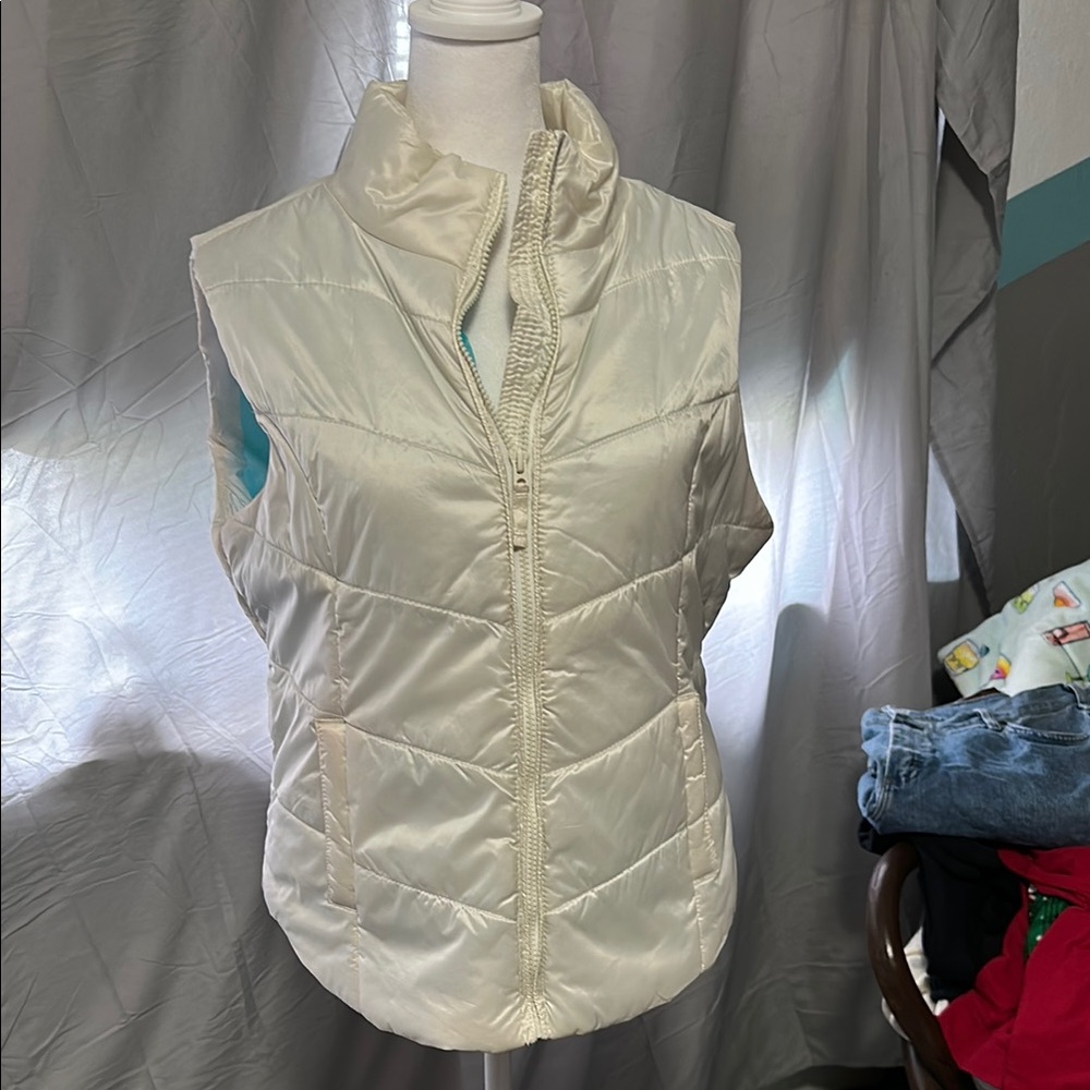 Aeropostale lightweight wh Puffer Vest w/pockets, Sz juniors L, smoke free home